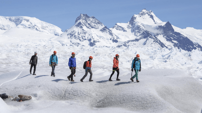 Experimente a magia de caminhar sobre um dos glaciares mais admirados do mundo, o Glaciar Perito Moreno!