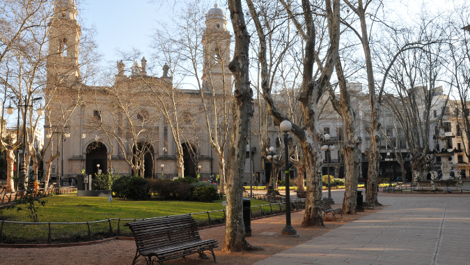 ¡Navega y recorre en un día las mejores atracciones de Montevideo con este tour desde Buenos Aires!