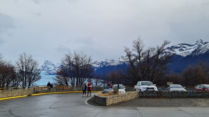 Here you are just a few steps away from entering the walkways and discovering the imposing Perito Moreno Glacier up close! Here you are just a few steps away from entering the walkways and discovering the imposing Perito Moreno Glacier up close!