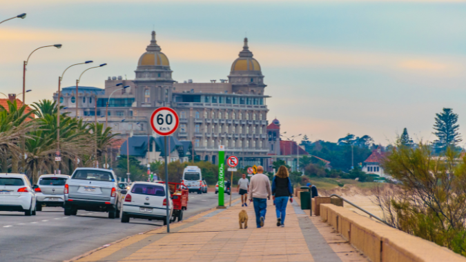 ¡Pasa un día increible en Montevideo saliendo desde Buenos Aires, almuerzo, navegación y city tour incluido!