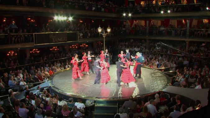 Com uma requintada ta&ccedil;a de vinho em sua m&atilde;o, desfrute do show do Se&ntilde;or Tango, uma experi&ecirc;ncia inesquec&iacute;vel!