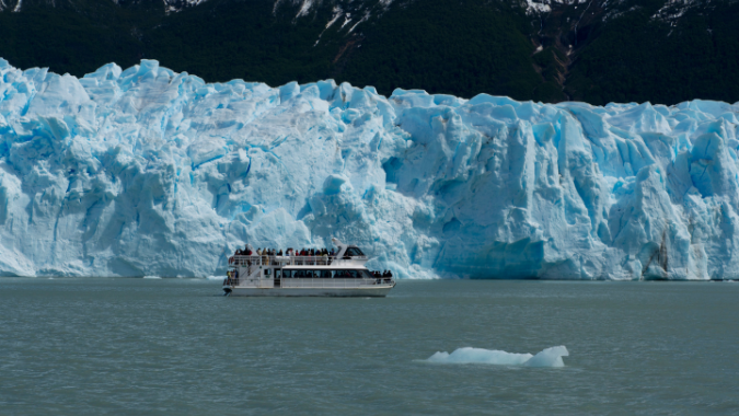Don't forget to complete your experience with the most famous navigation of the park and get close to the imposing block of ice! Don't forget to complete your experience with the most famous navigation of the park and get close to the imposing block of ice!