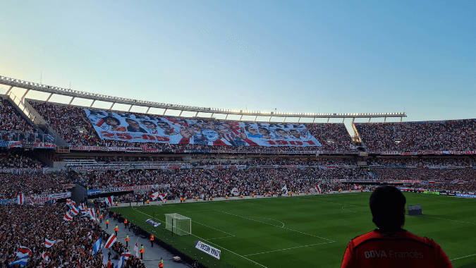 Estadio Monumental, Núñez. El estadio más grande de Argentina —85.000 localidades tras su reciente renovación. El 12 de abril, River Plate recibe a Racing en un partido crucial para la clasificación a playoffs, una semana antes del Superclásico. Recorré el museo de River y descubrí la historia del club más ganador de Argentina.