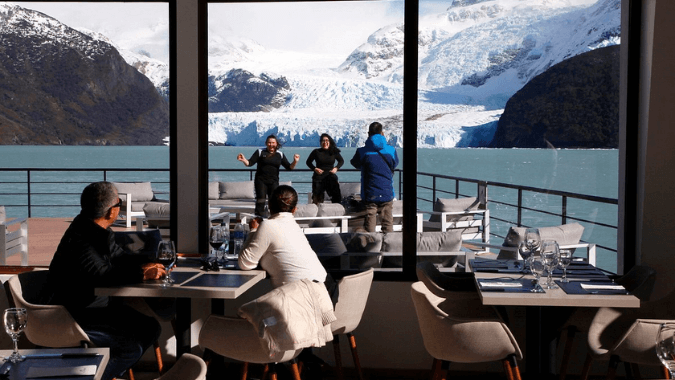 ¡Ve de cerca los imponente glaciares de la Patagonia como el Perito Moreno, Spegazzini y Upsala, incluye guía, navegación y traslados!