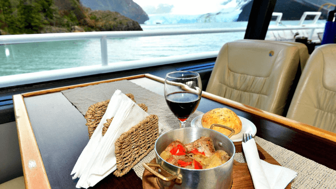 ¡Conoce los glaciares de la Patagonia con una exclusiva navegación y acércate a estos imponentes bloques de hielo, añade lo mejor de la gastronomía en un mismo lugar!