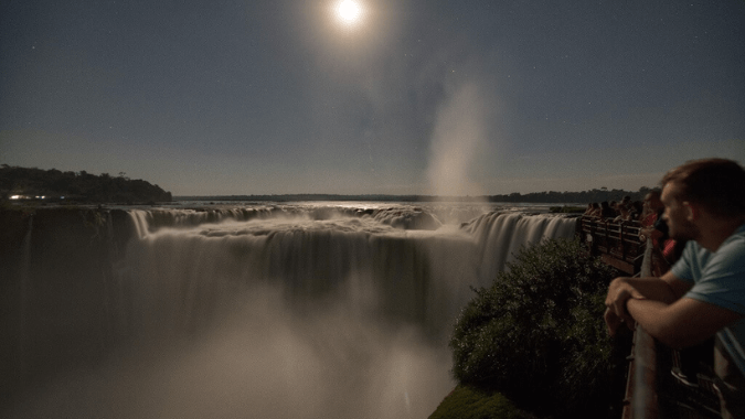 Experimente uma vista de tirar o fôlego das Cataratas do Iguaçu iluminadas pela luz da lua cheia Experimente uma vista de tirar o fôlego das Cataratas do Iguaçu iluminadas pela luz da lua cheia