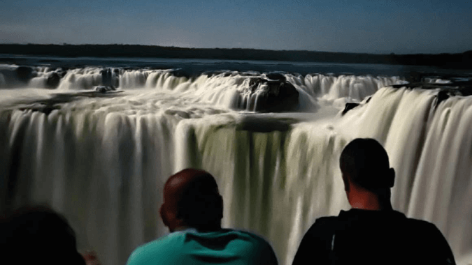 Aprecie a majestosa cachoeira na Garganta del Diablo a partir das passarelas do lado argentino Aprecie a majestosa cachoeira na Garganta del Diablo a partir das passarelas do lado argentino